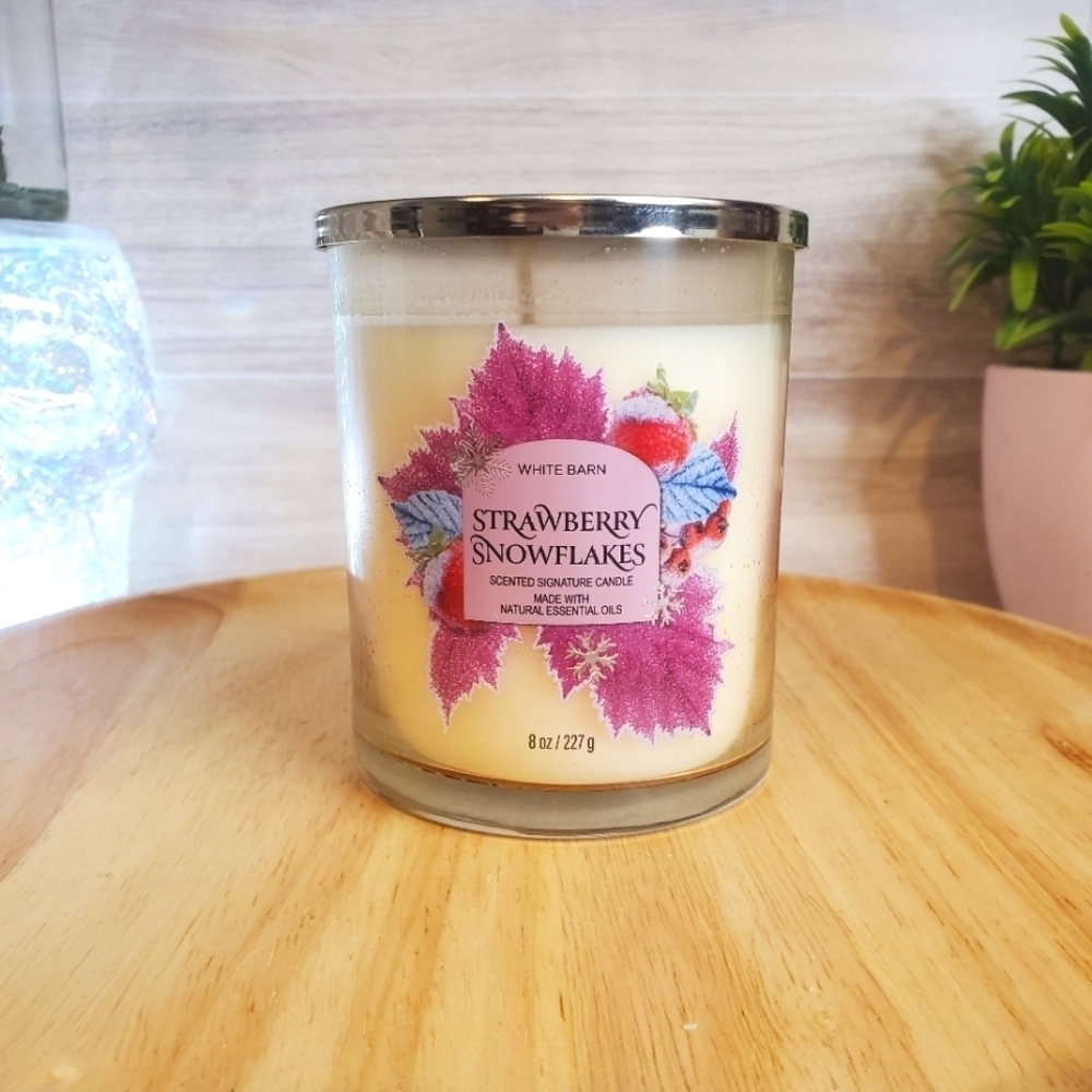 Bath and Body Works Strawberry Snowflakes Single Wick Candle New